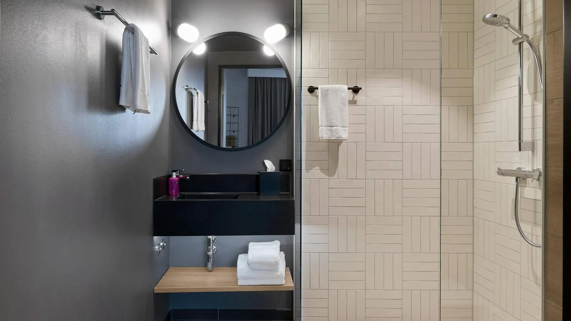 Moxy Cologne Bonn Airport Otel