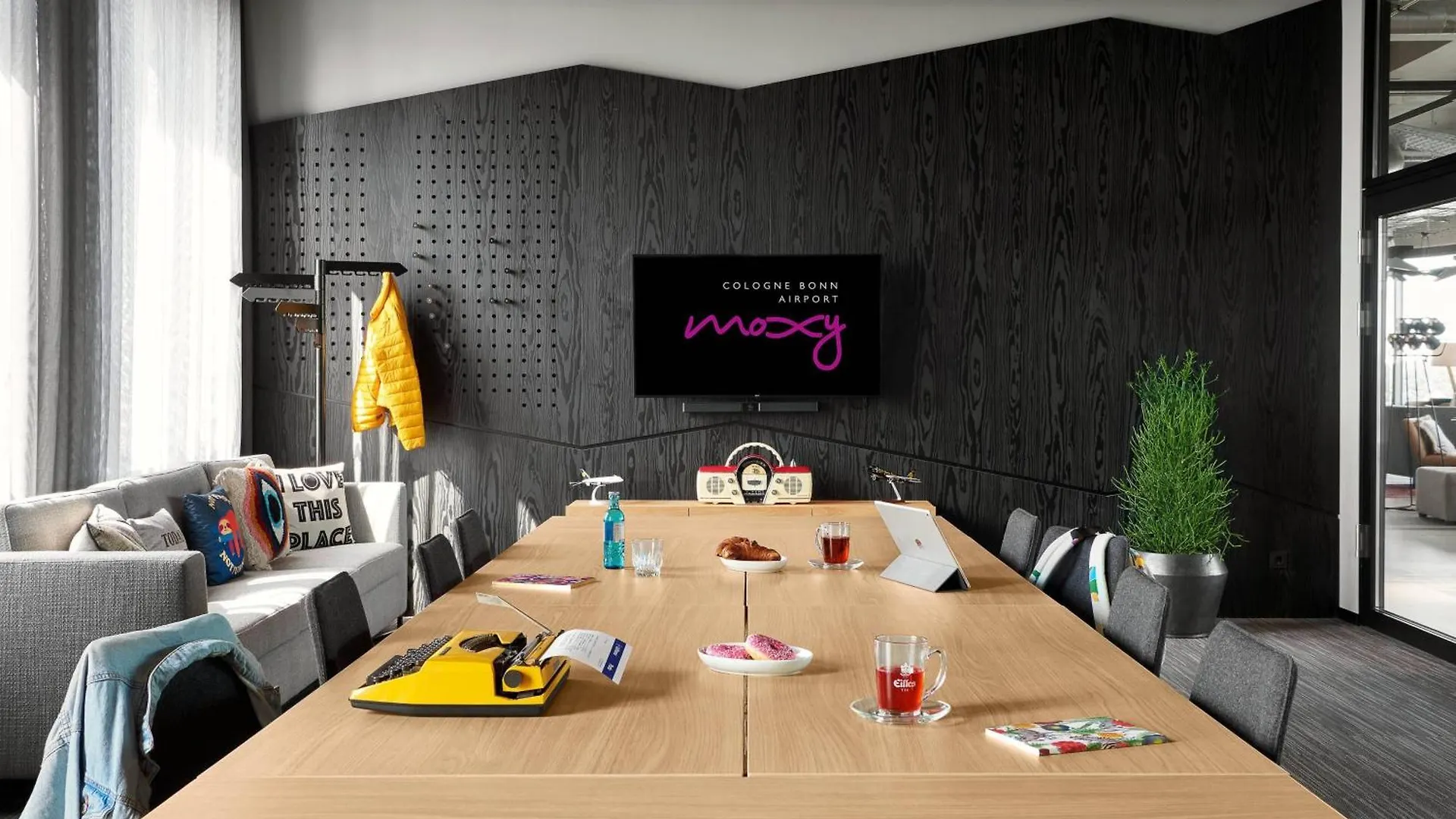 Moxy Cologne Bonn Airport Otel 3*,  Almanya
