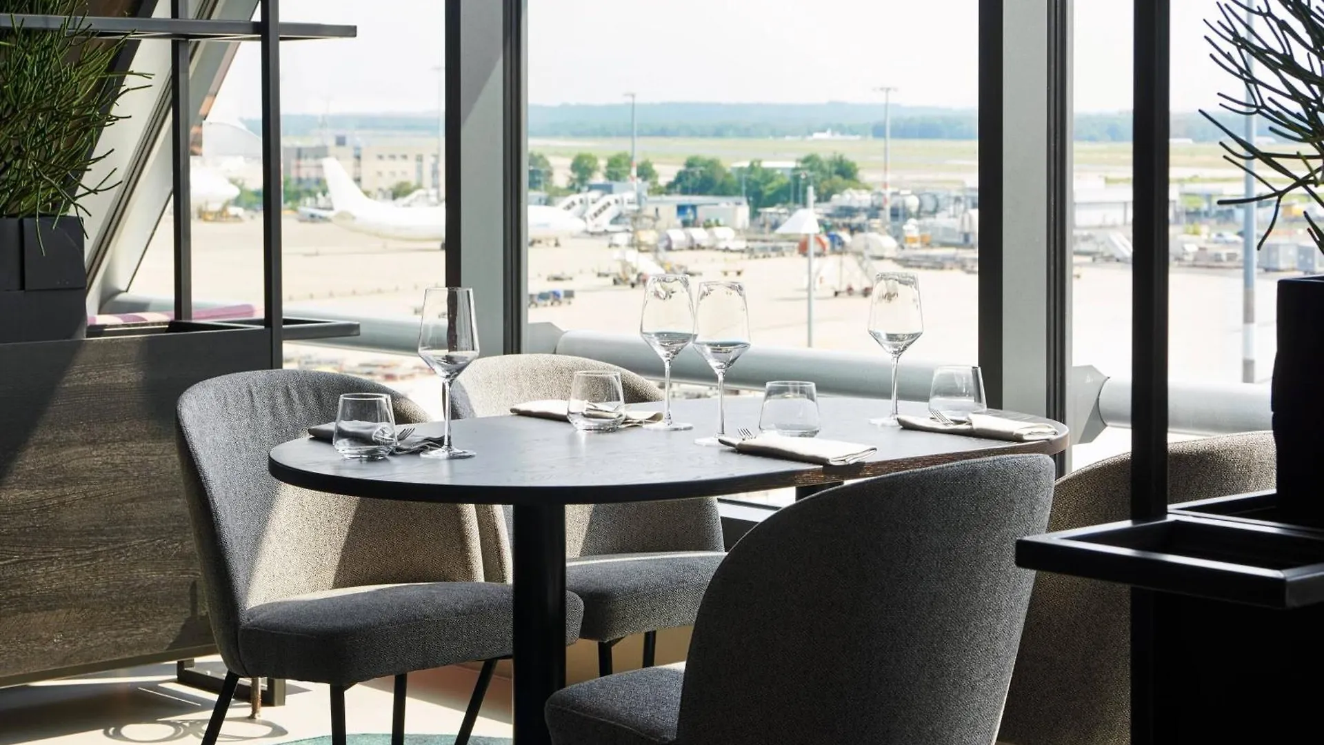 Moxy Cologne Bonn Airport Otel 3*,  Almanya